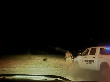 Un ayudante del sheriff atropella con el coche patrulla a un ciudadano negro