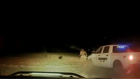 Un ayudante del sheriff atropella con el coche patrulla a un ciudadano negro Un ayudante del sheriff atropella con el coche patrulla a un ciudadano negro