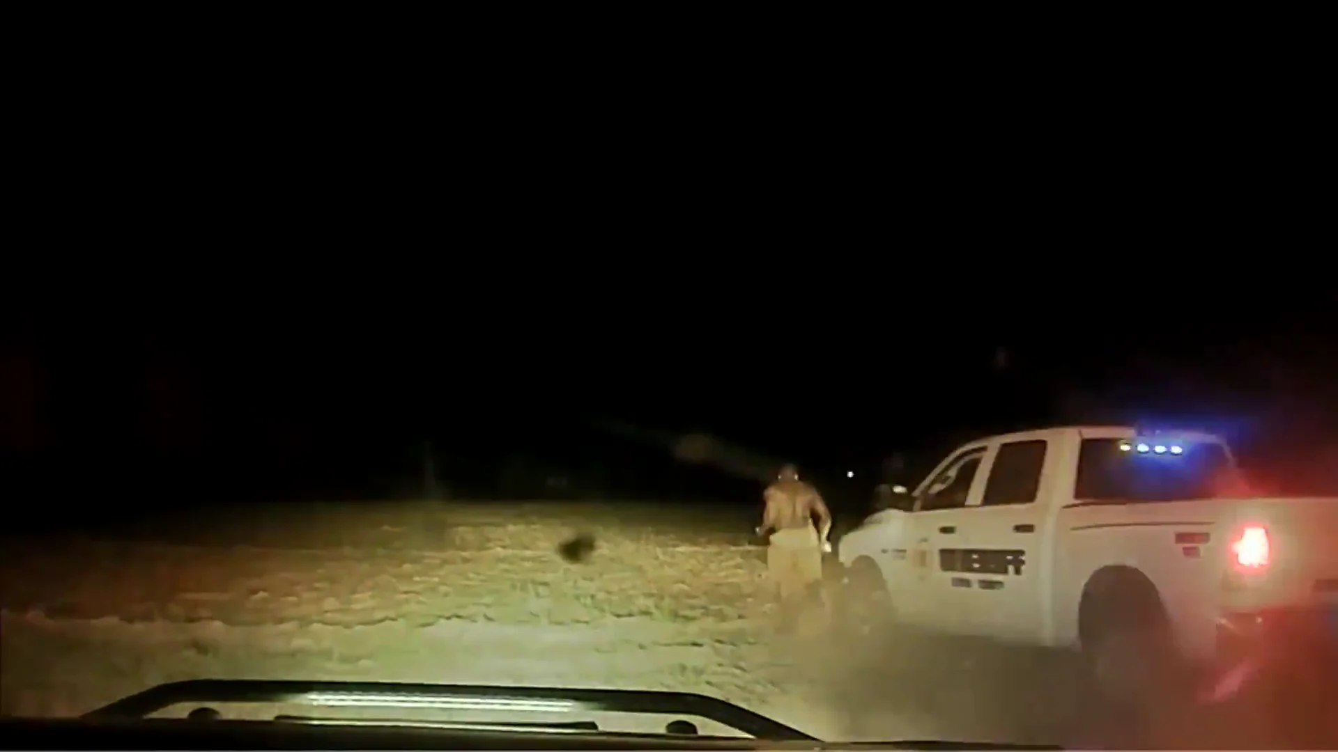 Un ayudante del sheriff atropella con el coche patrulla a un ciudadano negro