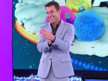 El insólito meme que Arturo Valls enseña al público de ‘¡Ahora caigo!’: “Estáis locos por probarlo vosotros” El insólito meme que Arturo Valls enseña al público de ‘¡Ahora caigo!’: “Estáis locos por probarlo vosotros”