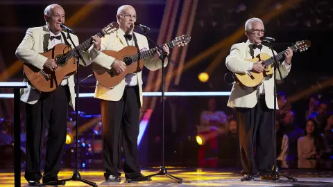 Los Tres Aries cantan ‘El reloj’ en la Semifinal de ‘La Voz Senior’ Los Tres Aries cantan ‘El reloj’ en la Semifinal de ‘La Voz Senior’