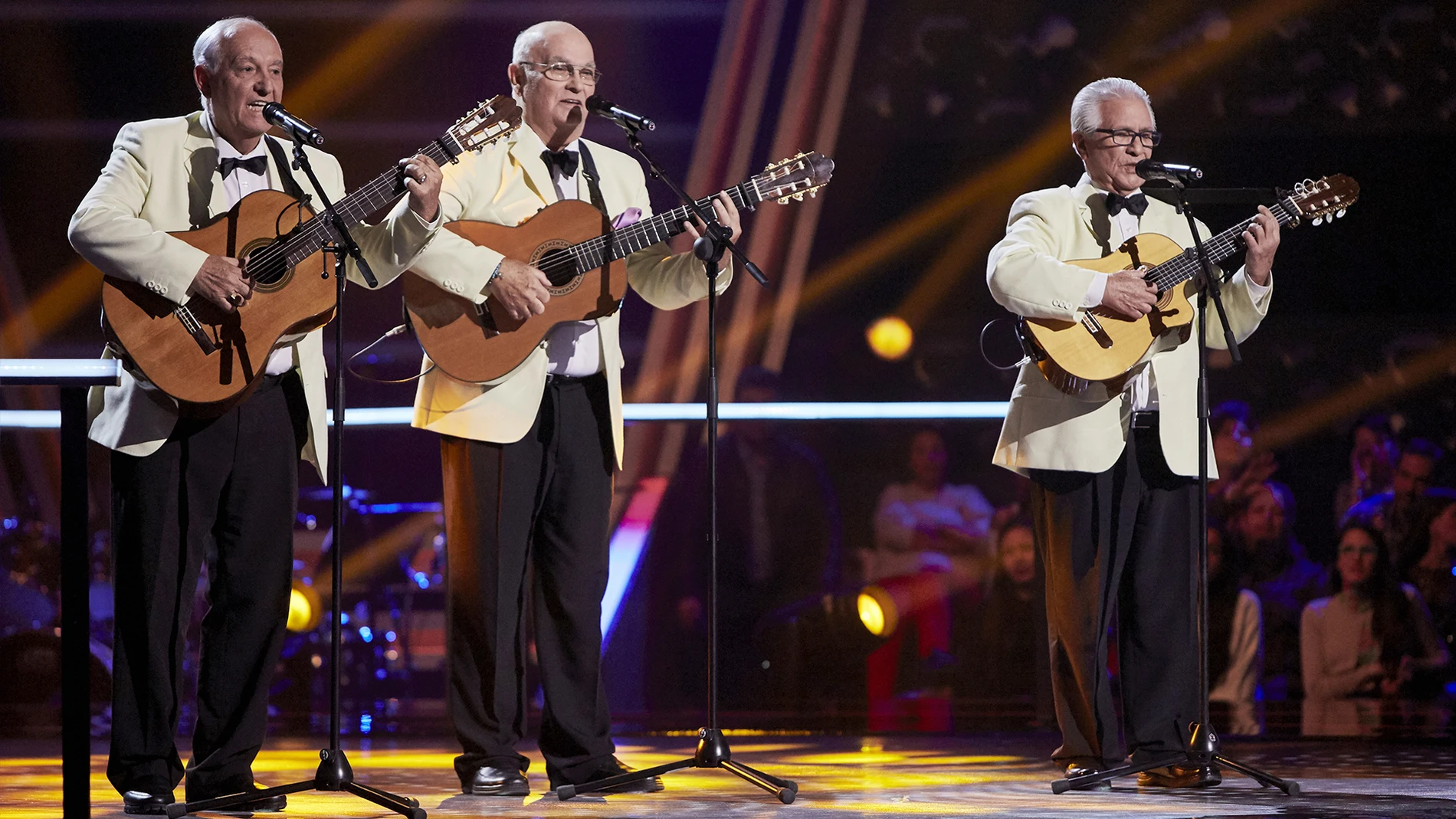 Los Tres Aries cantan ‘El reloj’ en la Semifinal de ‘La Voz Senior’
