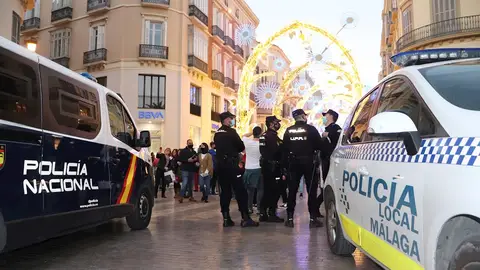 Control policial en Navidad en la calle Larios de Málaga Control policial en Navidad en la calle Larios de Málaga