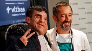 Al&iacute; sonr&iacute;e junto al doctor Cavadas, plenamente recuperado