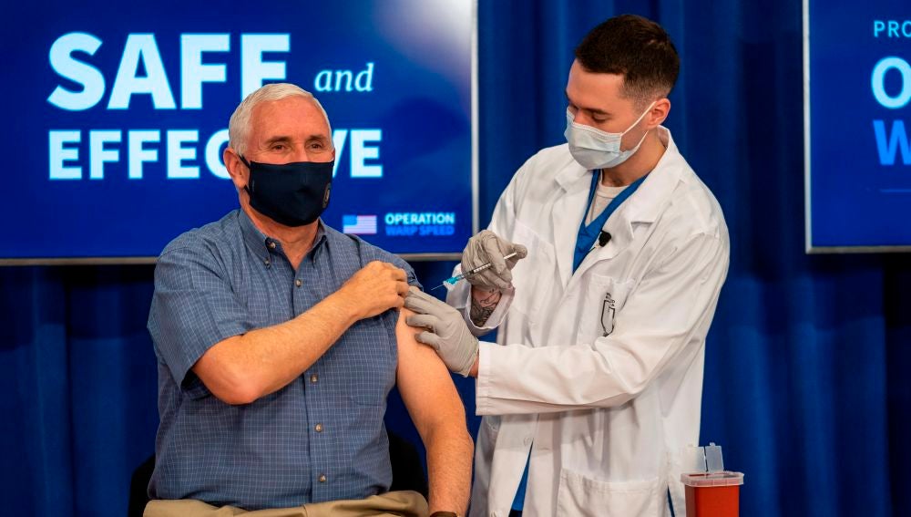 El vicepresidente de Estados Unidos, Mike Pence, es vacunado con la vacuna de Pfizer