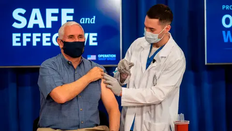 El vicepresidente de Estados Unidos, Mike Pence, es vacunado con la vacuna de Pfizer El vicepresidente de Estados Unidos, Mike Pence, es vacunado con la vacuna de Pfizer