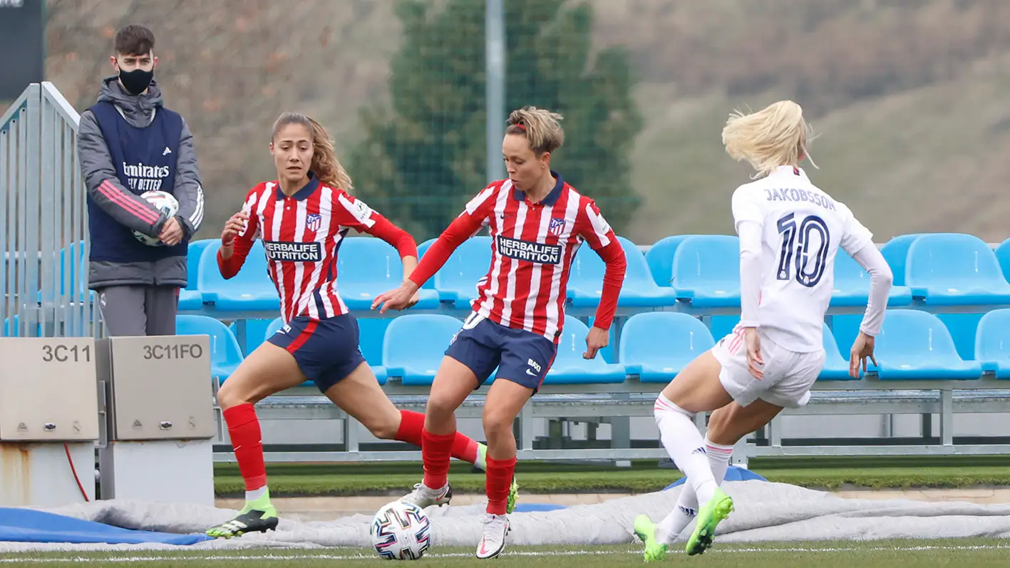 Amanda Sampedro controla el bal&oacute;n