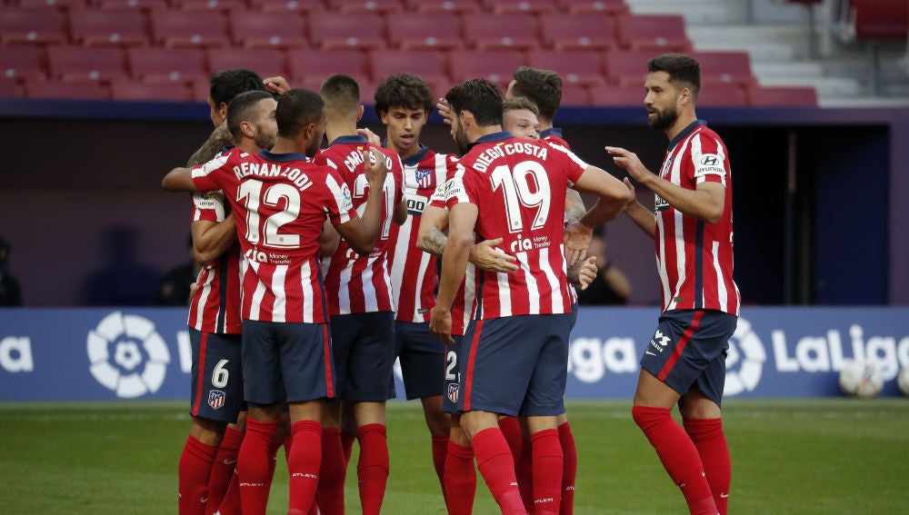 Los jugadores del Atlético celebran un gol ante el Elche