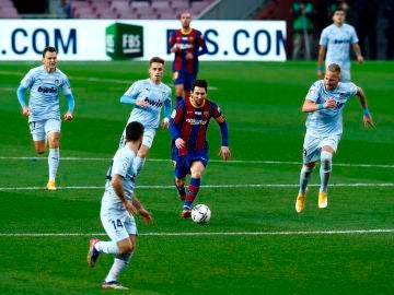 Messi conduce el balón ante el Valencia