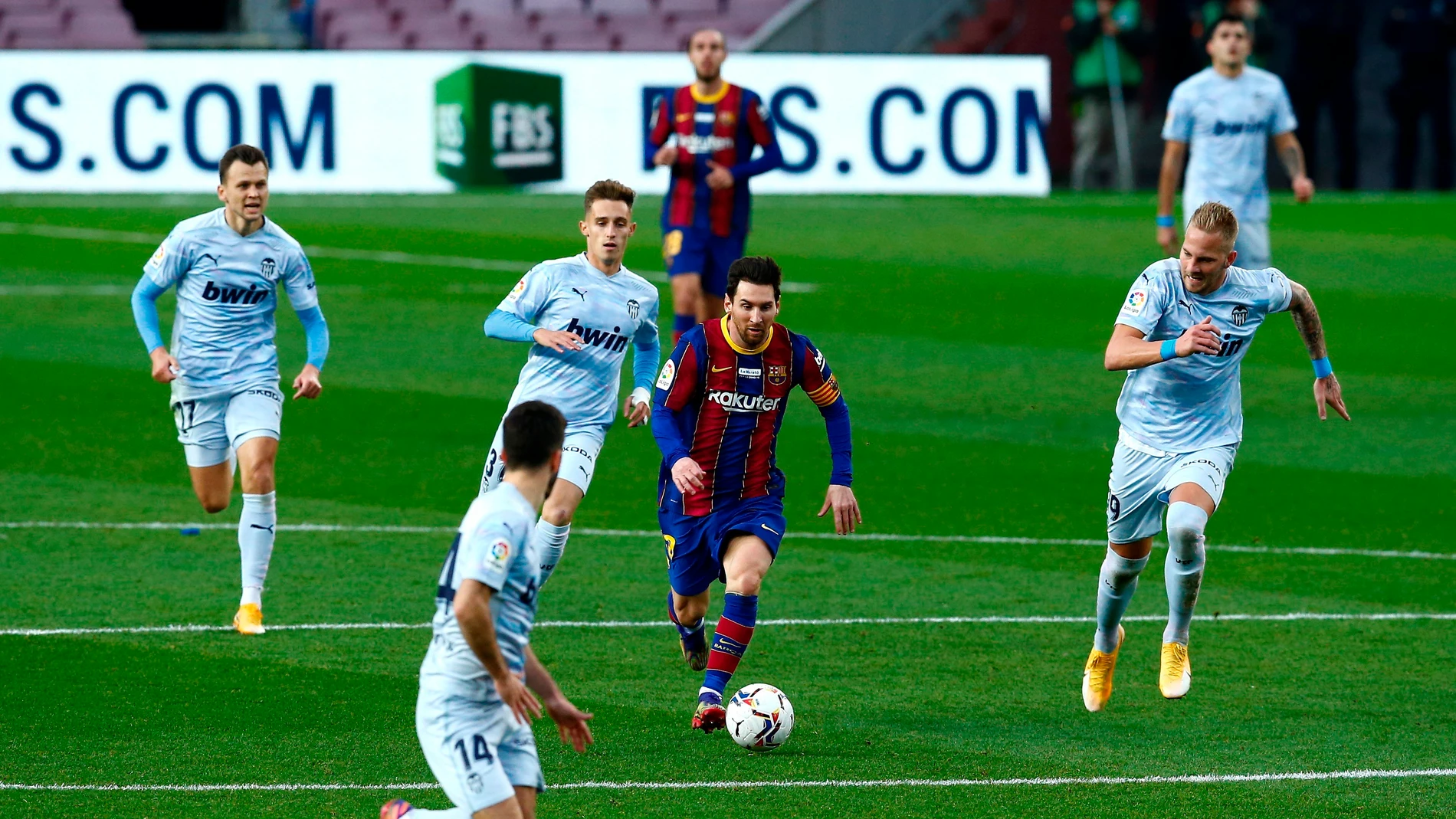 Messi conduce el balón ante el Valencia Messi conduce el balón ante el Valencia