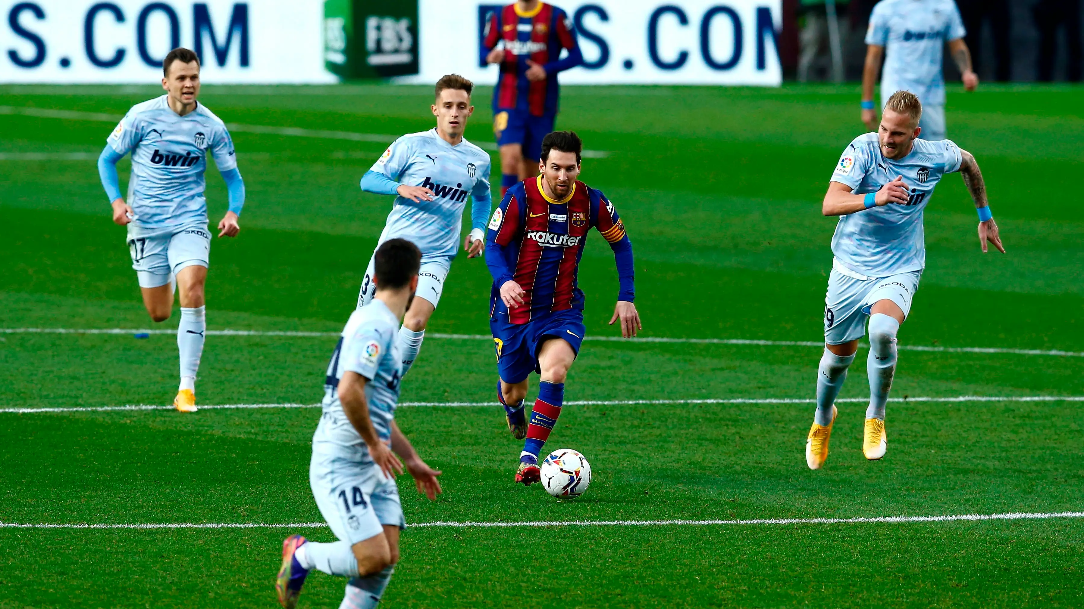Messi conduce el balón ante el Valencia Messi conduce el balón ante el Valencia