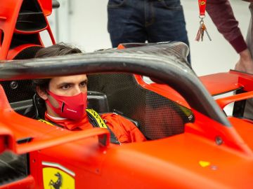 Carlos Sainz, dentro del Ferrari