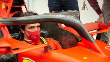 Carlos Sainz, dentro del Ferrari