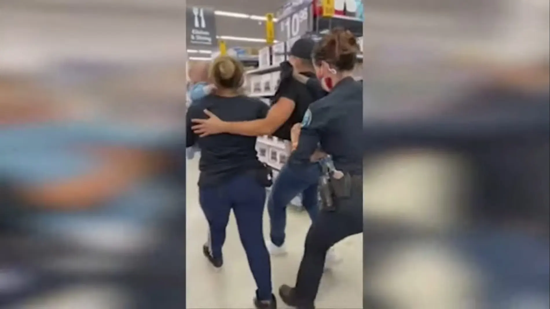 Pelea en un centro comercial por conseguir la PS5 Pelea en un centro comercial por conseguir la PS5