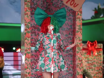 Cristina Ramos irradia felicidad esperando la llegada de Papá Noel como Sia con ‘Santa’s coming for us’ Cristina Ramos irradia felicidad esperando la llegada de Papá Noel como Sia con ‘Santa’s coming for us’