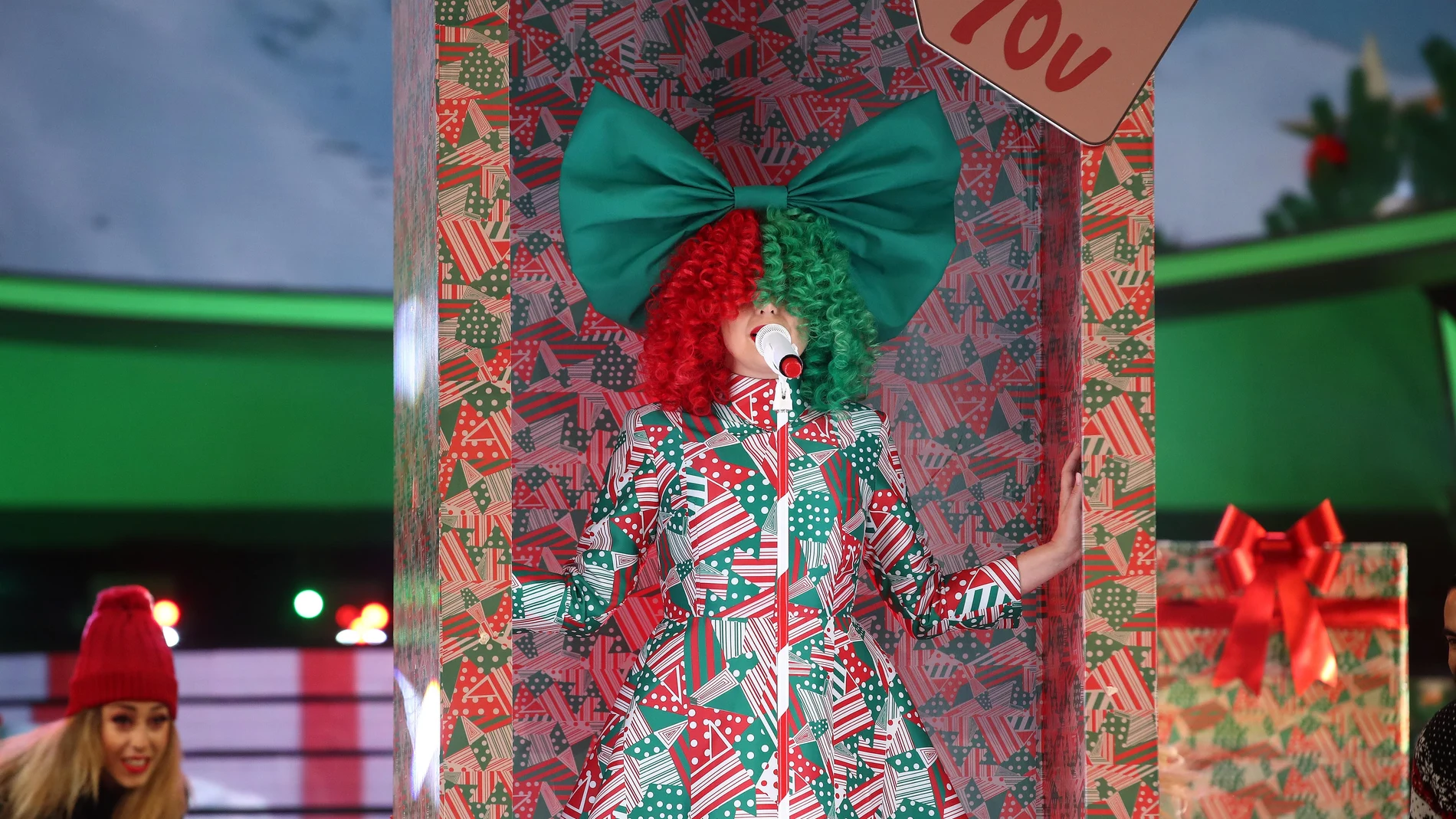 Cristina Ramos irradia felicidad esperando la llegada de Papá Noel como Sia con ‘Santa’s coming for us’ 