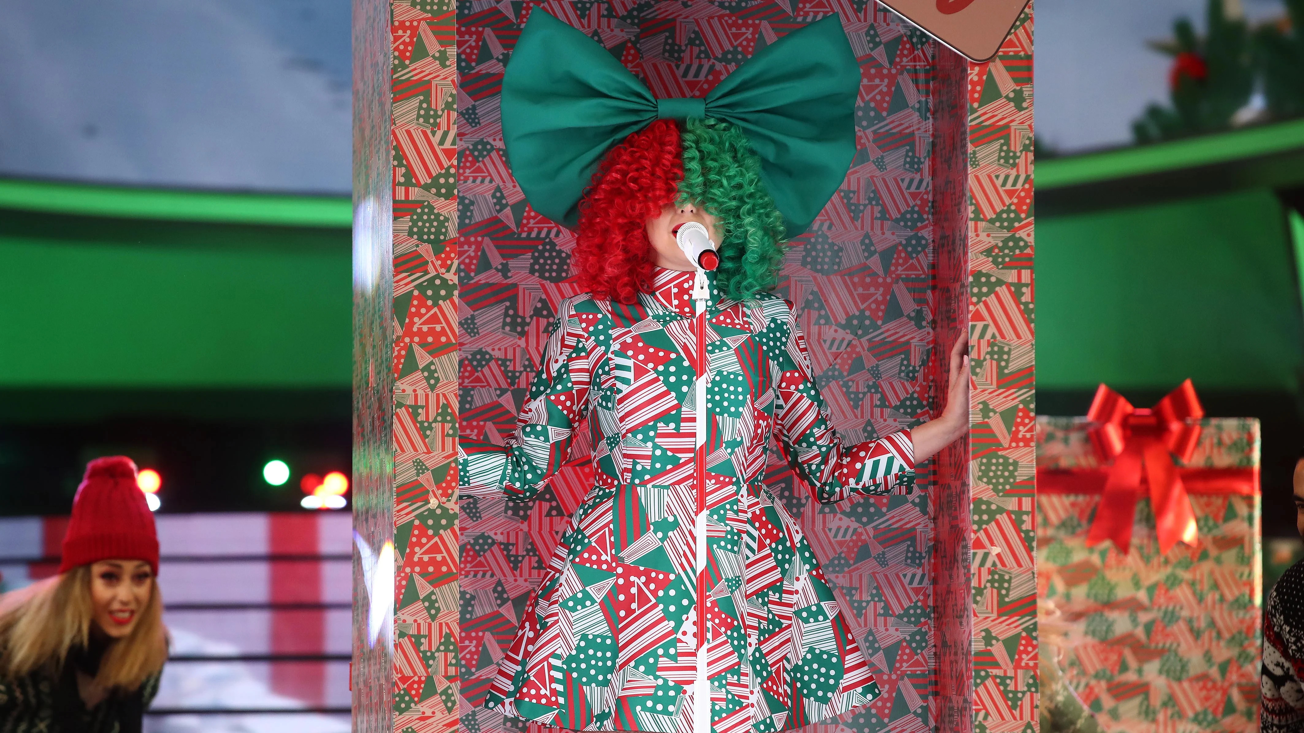 Cristina Ramos irradia felicidad esperando la llegada de Papá Noel como Sia con ‘Santa’s coming for us’ 