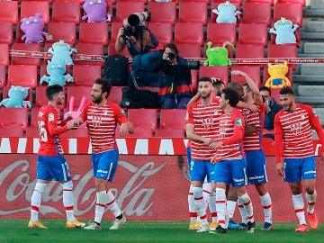 Los jugadores del Granada celebran un gol ante el Betis
