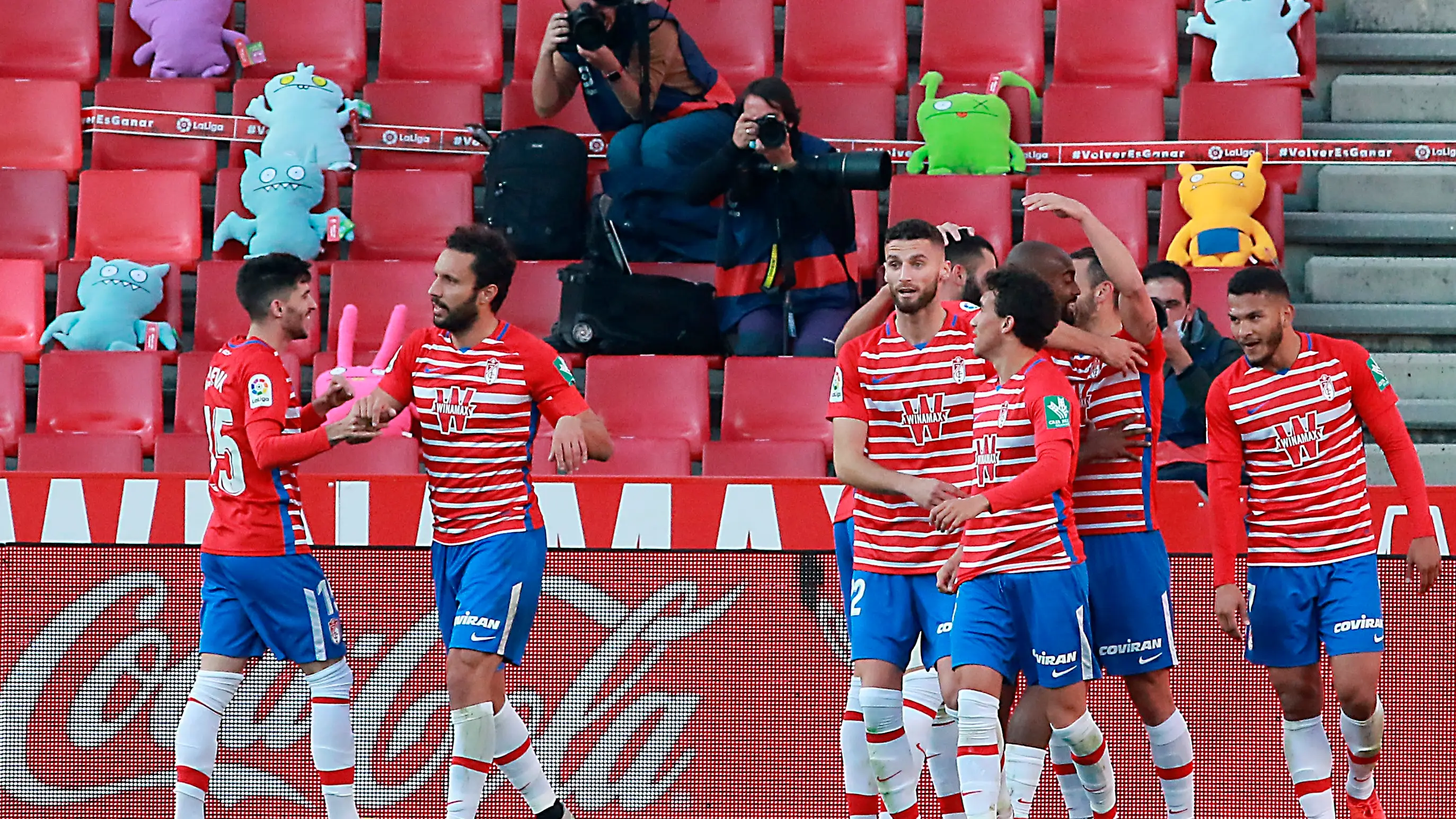Los jugadores del Granada celebran un gol ante el Betis