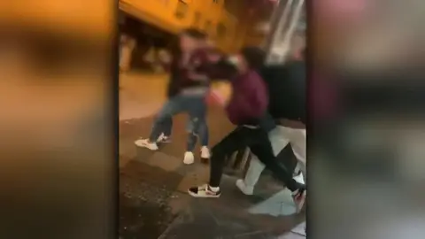 Rompe un cristal porque la dependienta le pide que se ponga la mascarilla Rompe un cristal porque la dependienta le pide que se ponga la mascarilla