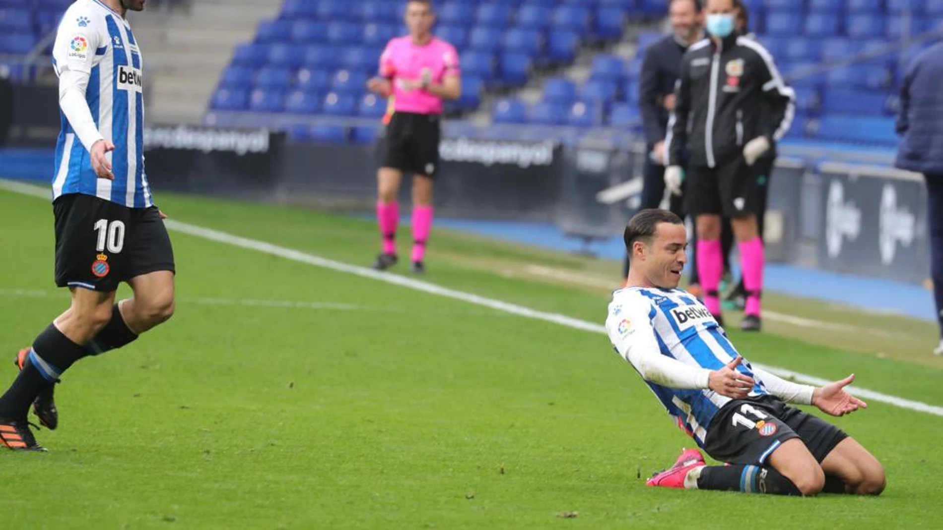 Raúl de Tomás celebra su golazo ante el Almería Raúl de Tomás celebra su golazo ante el Almería