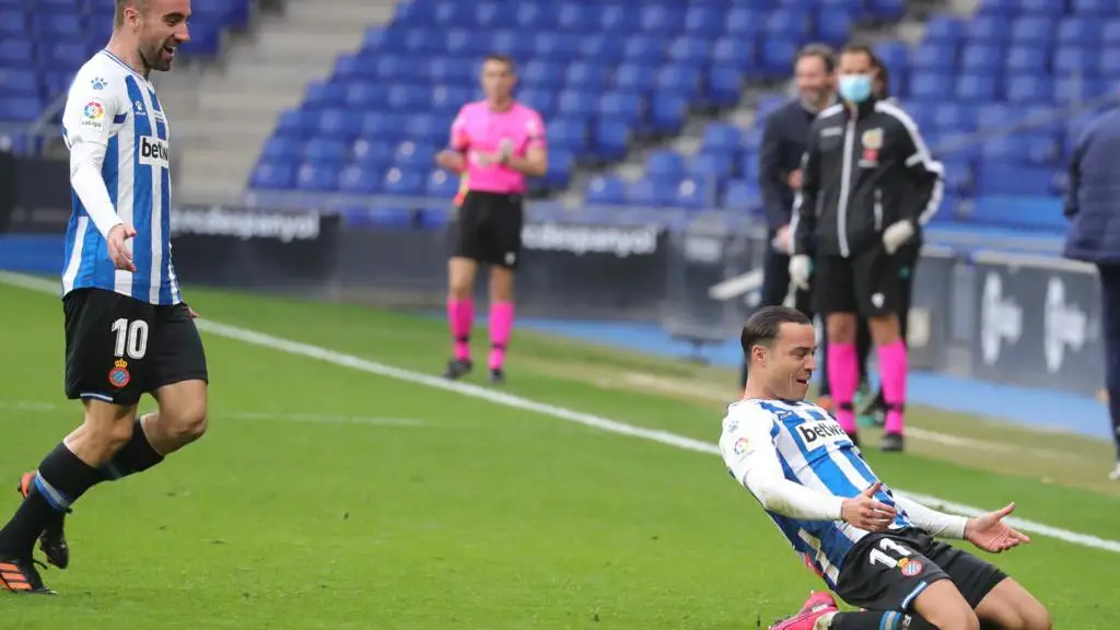 Raúl de Tomás celebra su golazo ante el Almería Raúl de Tomás celebra su golazo ante el Almería