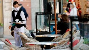 Una camarera en una terraza de Valencia