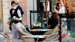 Una camarera en una terraza de Valencia Una camarera en una terraza de Valencia