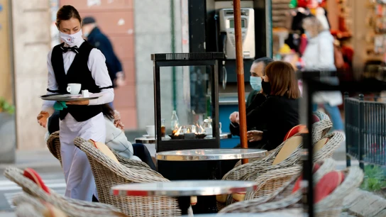 Una camarera en una terraza de Valencia Una camarera en una terraza de Valencia