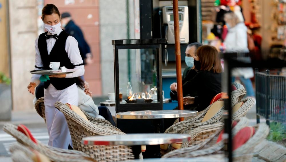 Una camarera en una terraza de Valencia