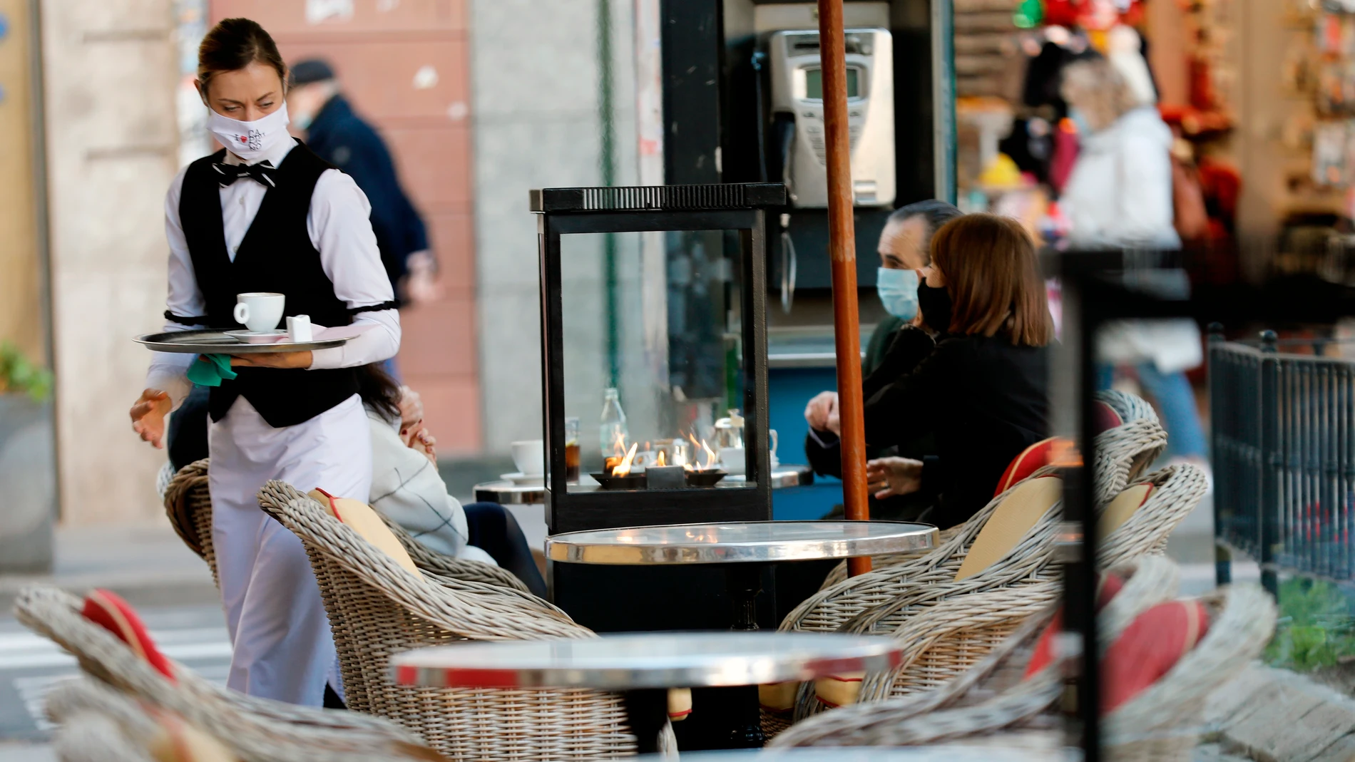 Una camarera en una terraza de Valencia Una camarera en una terraza de Valencia
