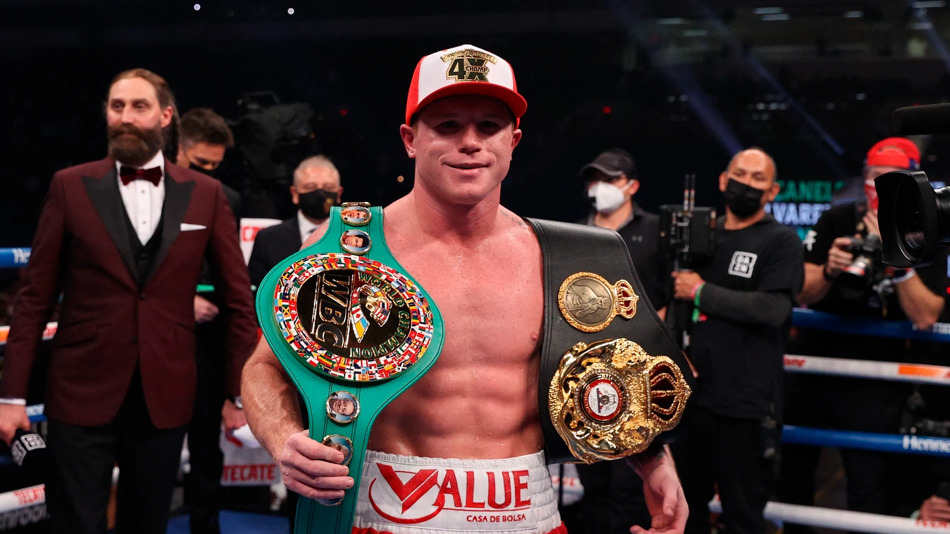 Canelo Álvarez, campeón del peso supermedio al vencer a Callum Smith por decisión unánime Canelo Álvarez, campeón del peso supermedio al vencer a Callum Smith por decisión unánime