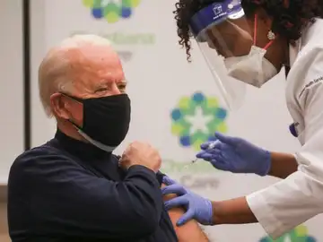 Joe Biden recibe la vacuna contra el coronavirus en directo. Joe Biden recibe la vacuna contra el coronavirus en directo.