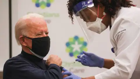 Joe Biden recibe la vacuna contra el coronavirus en directo. Joe Biden recibe la vacuna contra el coronavirus en directo.