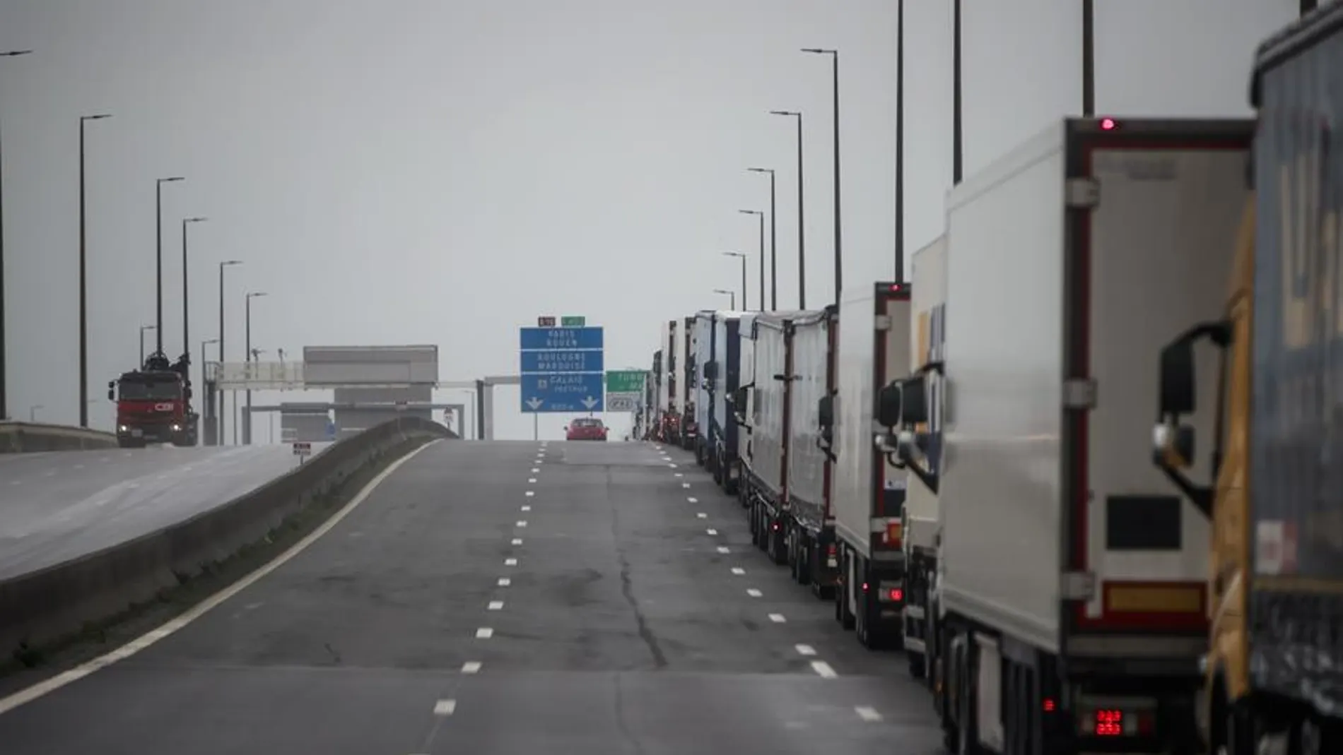 Miles de camiones atrapados en la frontera entre Francia y reino Unido