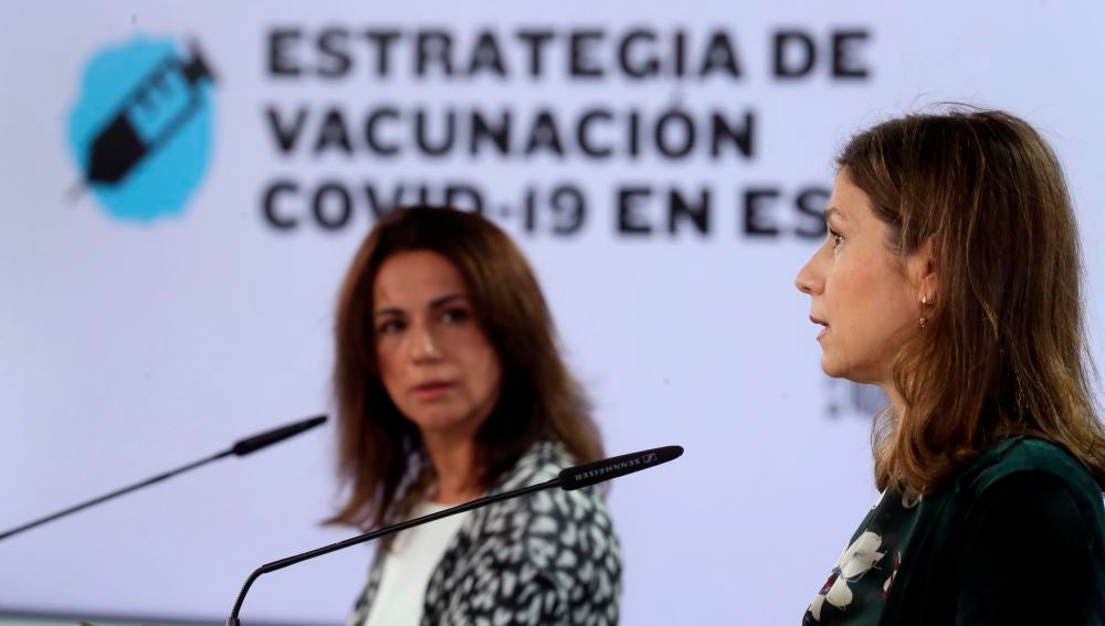 La Secretaria de Estado de Sanidad, Silvia Calzón (i), junto a la Directora de la Agencia española del Medicamento, María Jesús Lamas, durante la rueda de prensa esta tarde en el complejo de La Moncloa. 