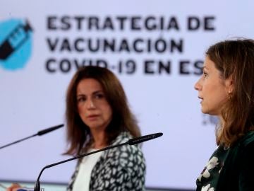 La Secretaria de Estado de Sanidad, Silvia Calzón (i), junto a la Directora de la Agencia española del Medicamento, María Jesús Lamas, durante la rueda de prensa esta tarde en el complejo de La Moncloa. 