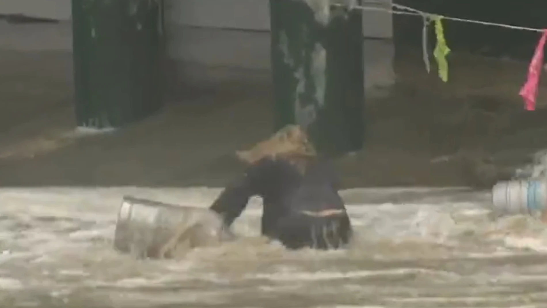 La mujer 'salvando' dos barriles de cerveza arrastrados por el mar La mujer 'salvando' dos barriles de cerveza arrastrados por el mar