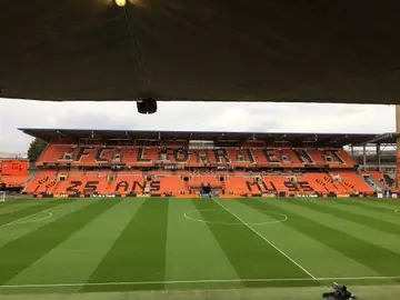Muere un jardinero del Lorient al caerle encima uno de los focos del estadio Muere un jardinero del Lorient al caerle encima uno de los focos del estadio