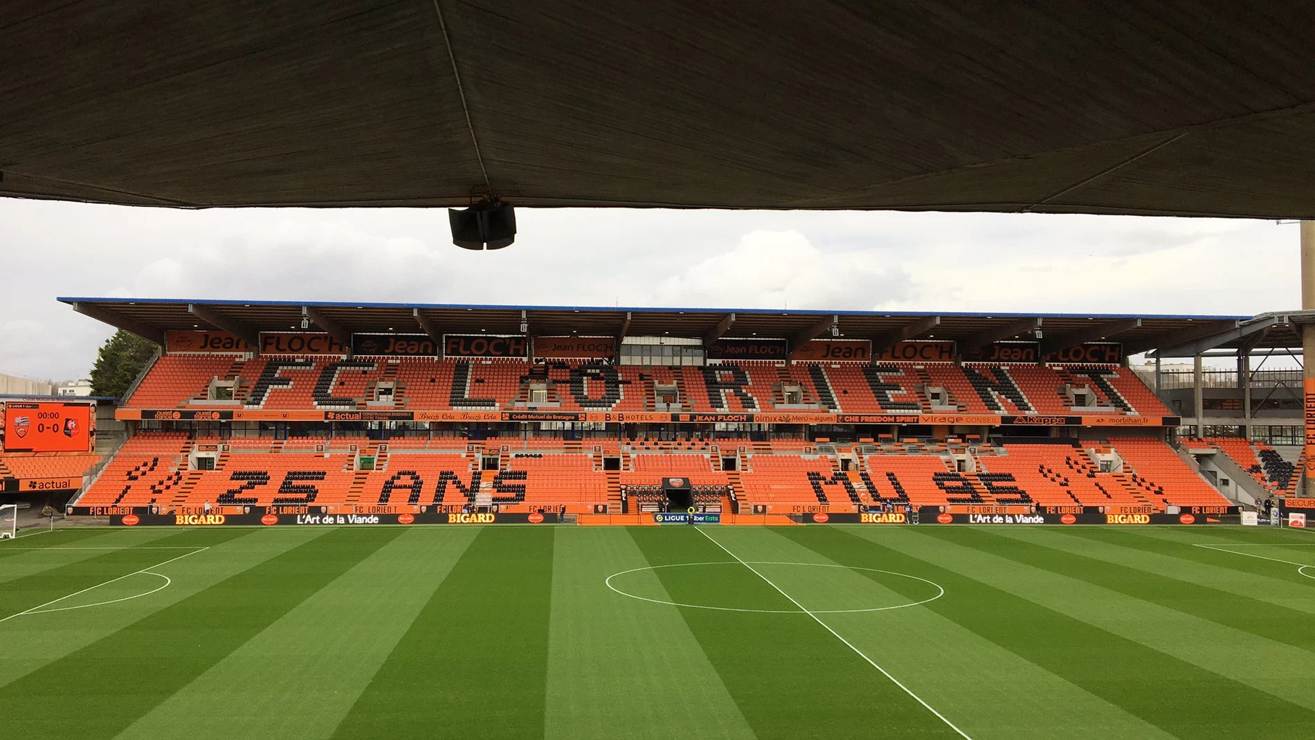Muere un jardinero del Lorient al caerle encima uno de los focos del estadio Muere un jardinero del Lorient al caerle encima uno de los focos del estadio