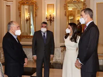 Los Reyes, junto al ministro de Cultura en el acto de entrega del Cervantes a Joan Margarit. Los Reyes, junto al ministro de Cultura en el acto de entrega del Cervantes a Joan Margarit.