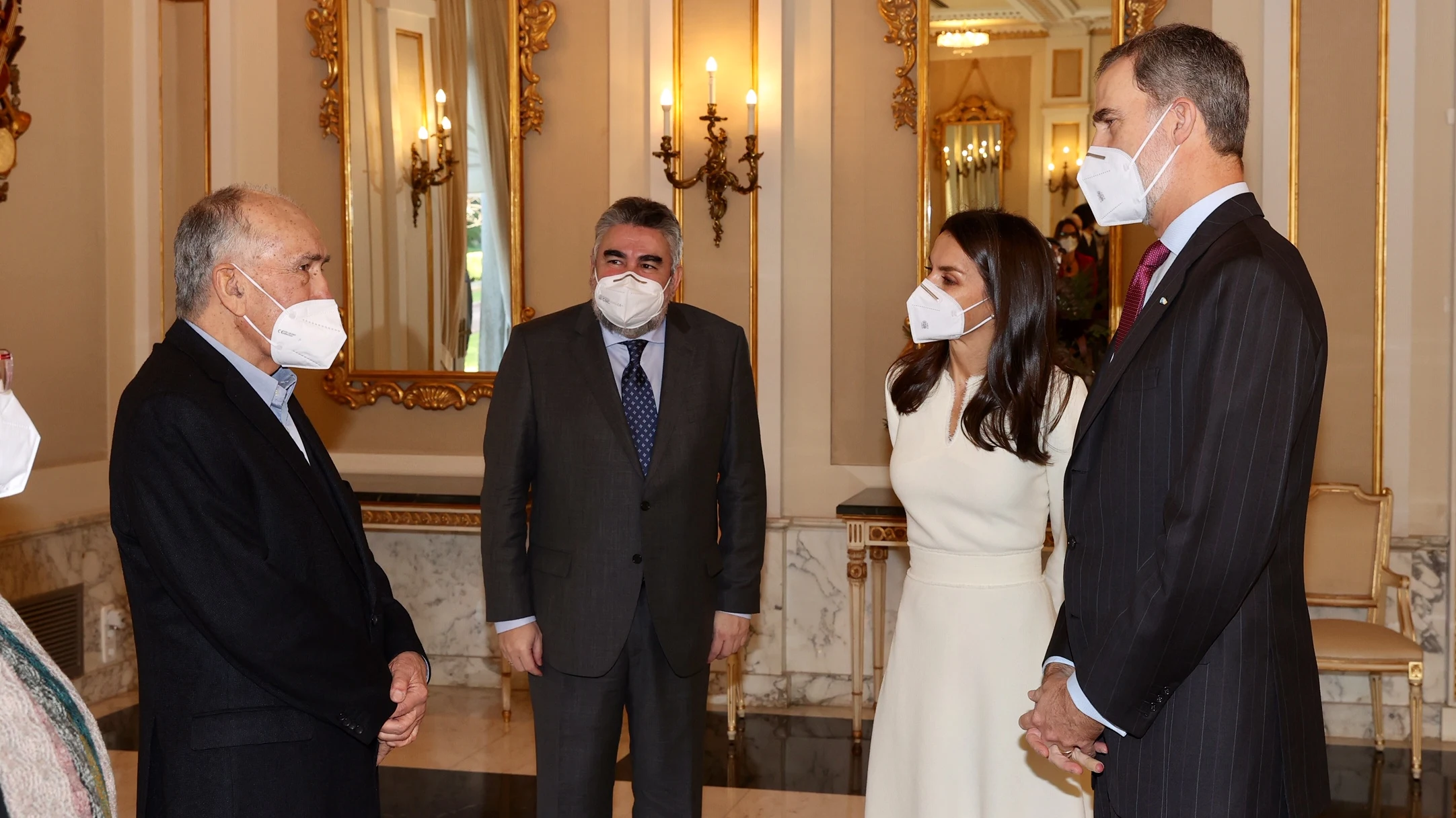 Los Reyes, junto al ministro de Cultura en el acto de entrega del Cervantes a Joan Margarit.