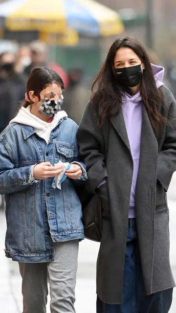 Katie Holmes y Suri Cruise paseando por las calles de Nueva York Madre e hija tienen cada vez más complicidad