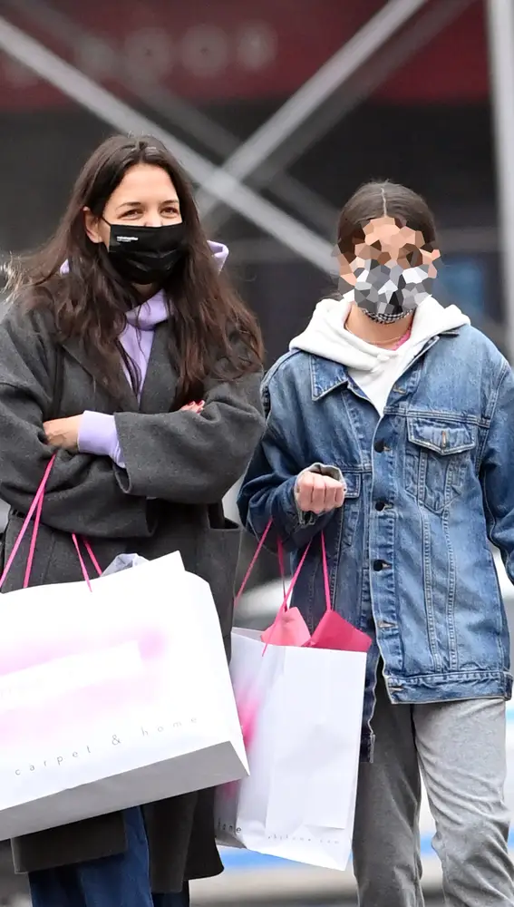 Katie Holmes disfruta de un día de compras junto a su hija