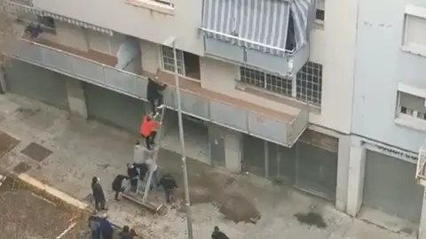 Vecino desalojan a okupas en Terrassa Vecino desalojan a okupas en Terrassa