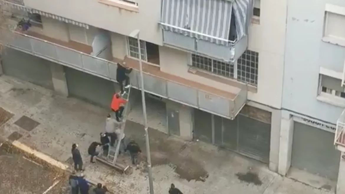 Vecino desalojan a okupas en Terrassa Vecino desalojan a okupas en Terrassa