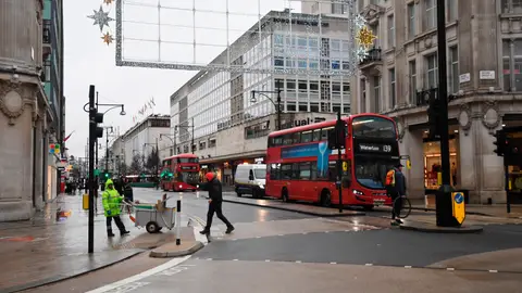 Oxford Street, vacía ante la alerta sanitaria declarada en Londres Oxford Street, vacía ante la alerta sanitaria declarada en Londres