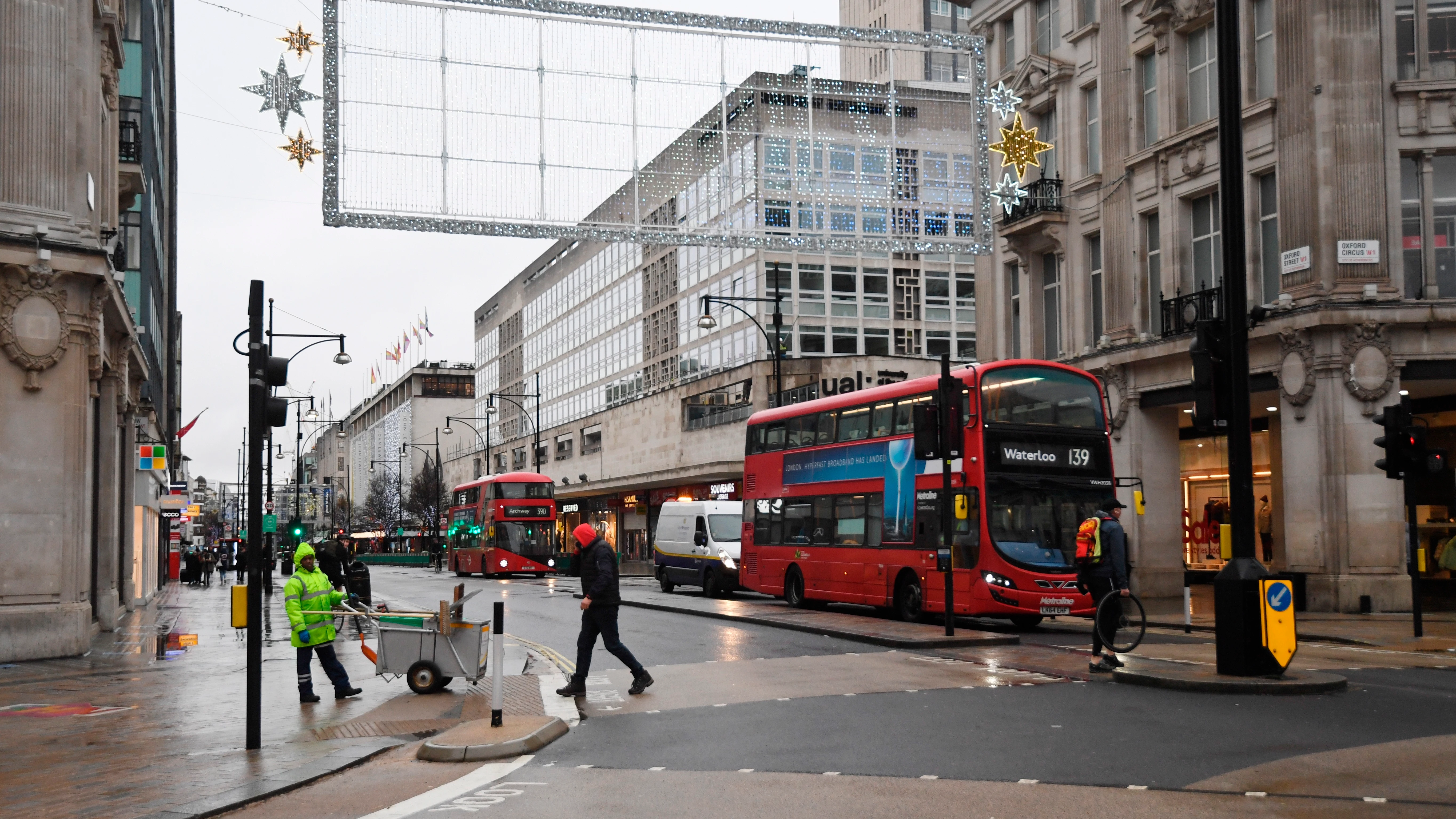 Oxford Street, vacía ante la alerta sanitaria declarada en Londres Oxford Street, vacía ante la alerta sanitaria declarada en Londres