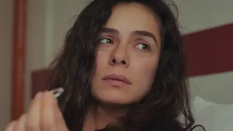 Avance de ‘Mujer’: ¿Se arrepiente del compromiso? Bahar se quita el anillo de Arif Avance de ‘Mujer’: ¿Se arrepiente del compromiso? Bahar se quita el anillo de Arif