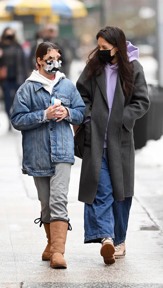 Surie Cruise paseando con su madre Katie Holmes
